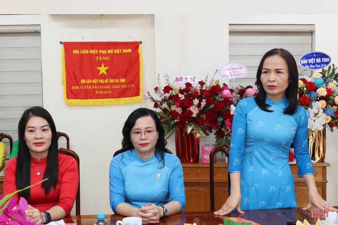 Provincial leaders congratulate officials and members of the Ha Tinh Women's Union