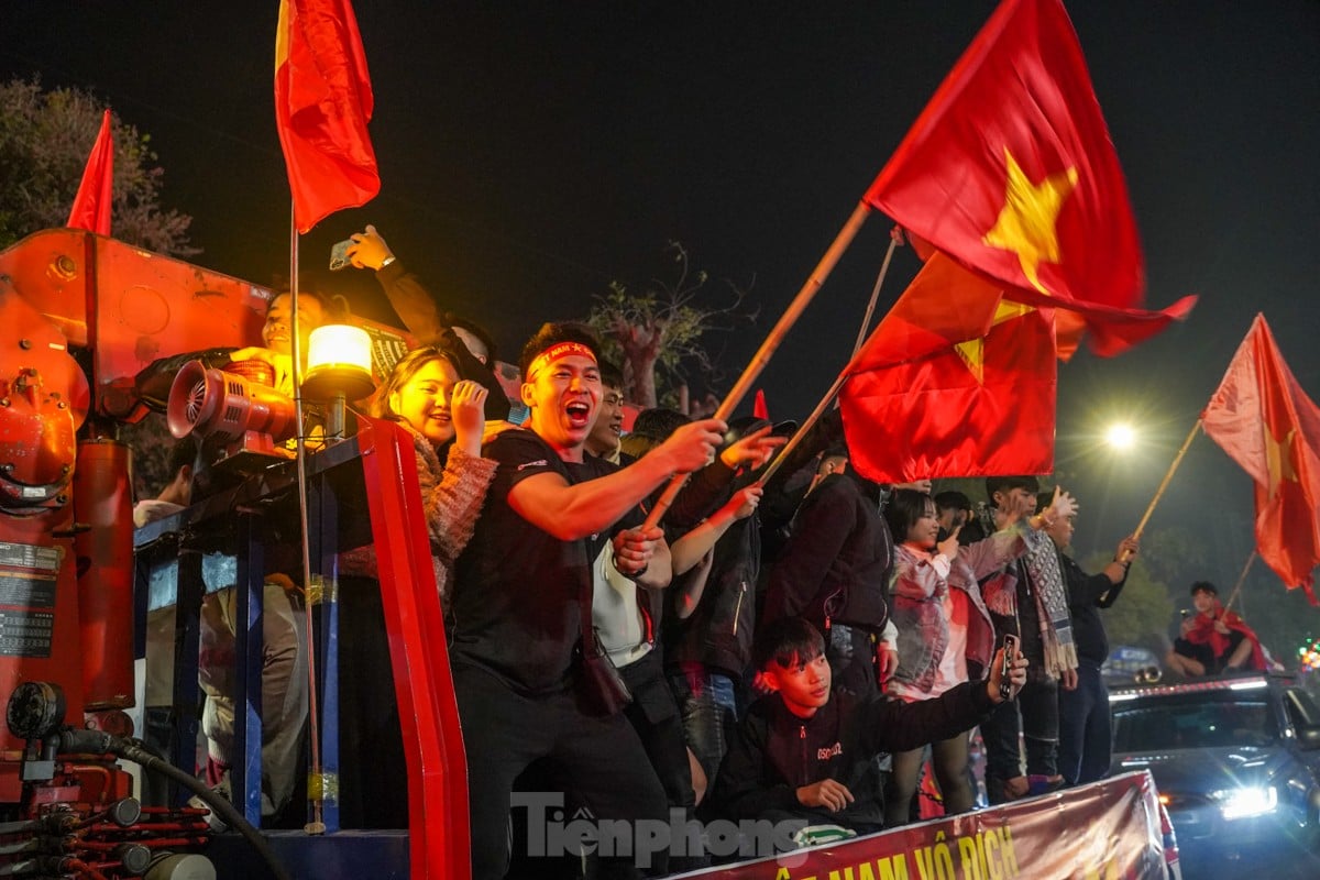 Dòng người 'đi bão' quanh sân Việt Trì ăn mừng tuyển Việt Nam thắng Thái Lan ảnh 8