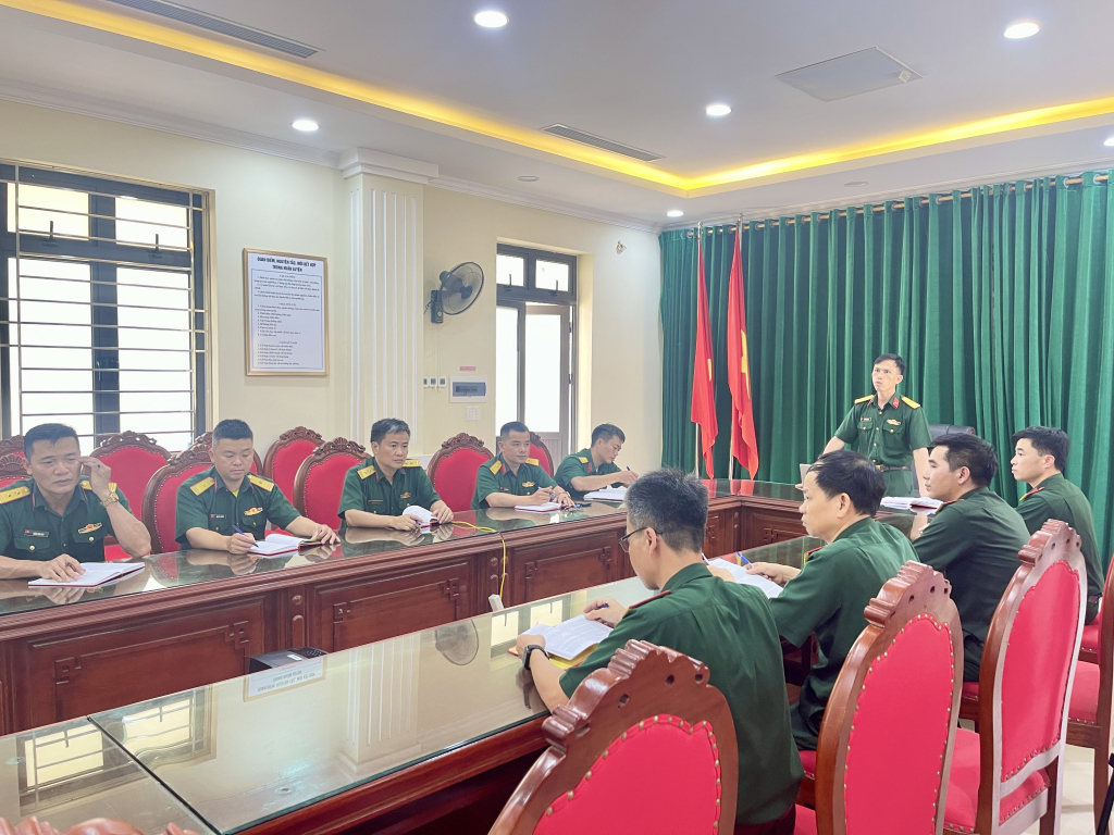 Das Militärkommando der Stadt Quang Yen organisierte ein Thementreffen zum Thema „Studieren und Befolgen von Onkel Ho“.