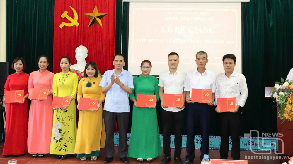 Đồng chí Nguyễn Minh Tuấn, Trưởng Ban Tuyên giáo Huyện ủy, Giám đốc Trung tâm Chính trị huyện Phú Bình trao Bằng tốt nghiệp cho các học viên lớp Sơ cấp lý luận chính trị.