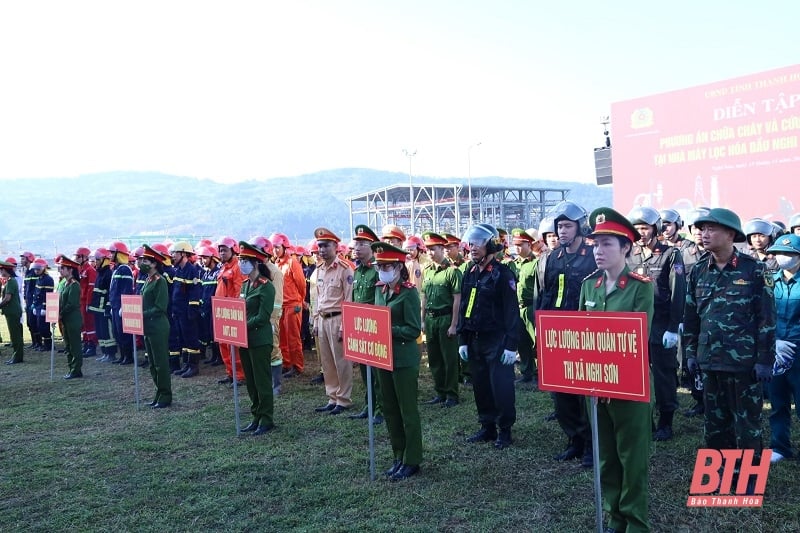 Exercice de lutte contre les incendies et de sauvetage à la raffinerie de Nghi Son