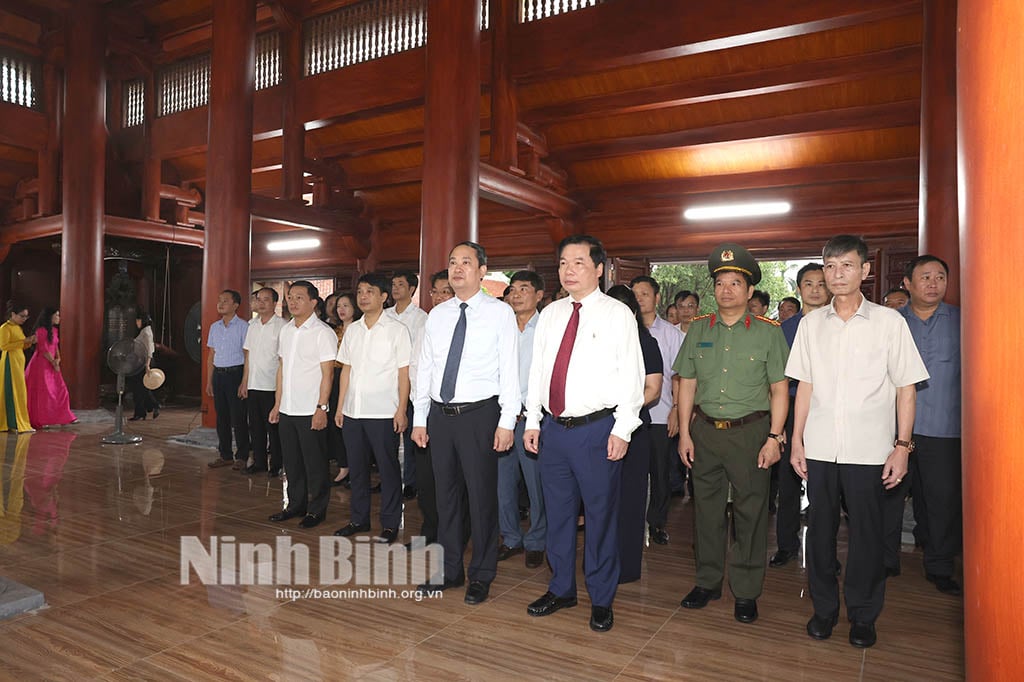 Đoàn đại biểu lãnh đạo tỉnh dâng hương nhân dịp kỷ niệm 79 năm Cách mạng Tháng Tám và Quốc khánh 2 9