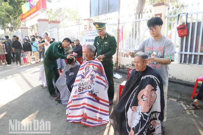 [Ảnh] “Xuân biên phòng - Ấm lòng dân bản” - Tết Giáp Thìn 2024 ở Đắk Lắk ảnh 16