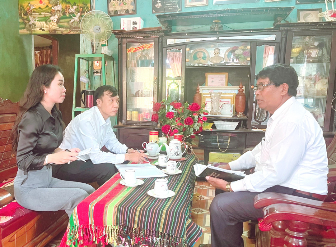 Đồng chí Nguyễn Thanh Huyền, Bí thư Đảng ủy xã Ea Ktur, huyện Cư Kuin (giữa) trao đổi cùng Mục sư quản nhiệm Chi hội Tin lành buôn Kniết Y Djan Êban về tâm tư, nguyện vọng của tín đồ tôn giáo. Ảnh: H. Chuyên
