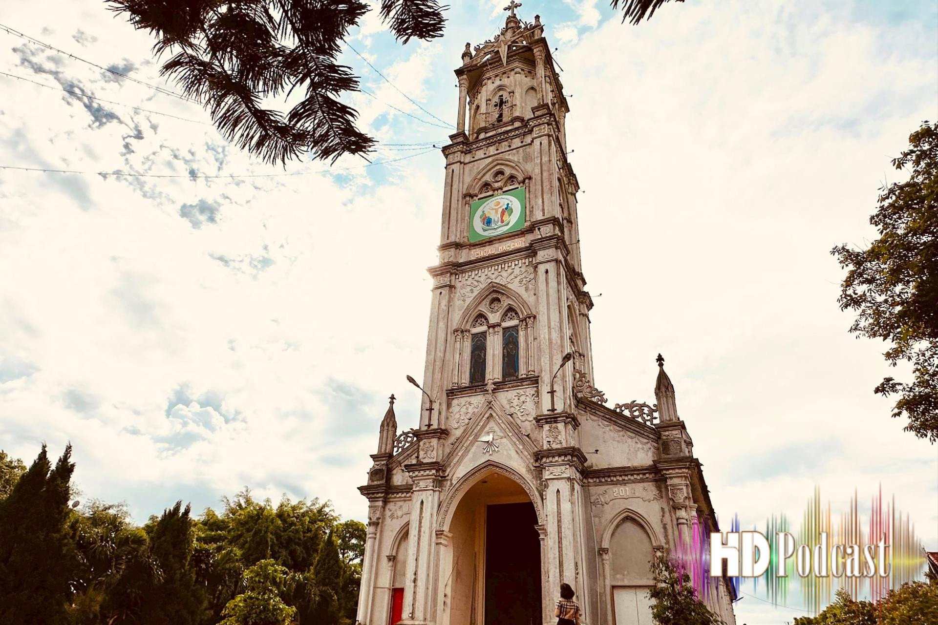 Una antigua iglesia centenaria en el dique del río Thai Binh