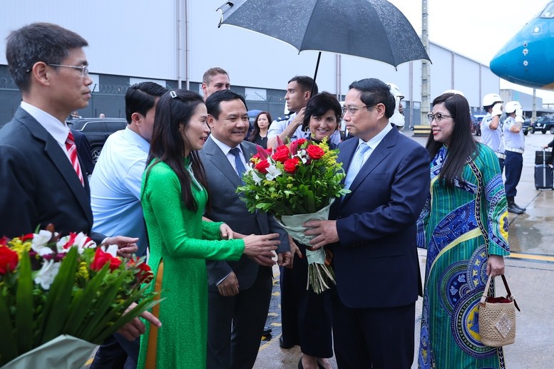 Der vietnamesische Botschafter in Brasilien, Bui Van Nghi; Botschaftsmitarbeiter und Vertreter der vietnamesischen Gemeinschaft in Brasilien begrüßten Premierminister Pham Minh Chinh und seine Frau zusammen mit der vietnamesischen Delegation am Militärflughafen Galeao – Foto: VGP/Nhat Bac