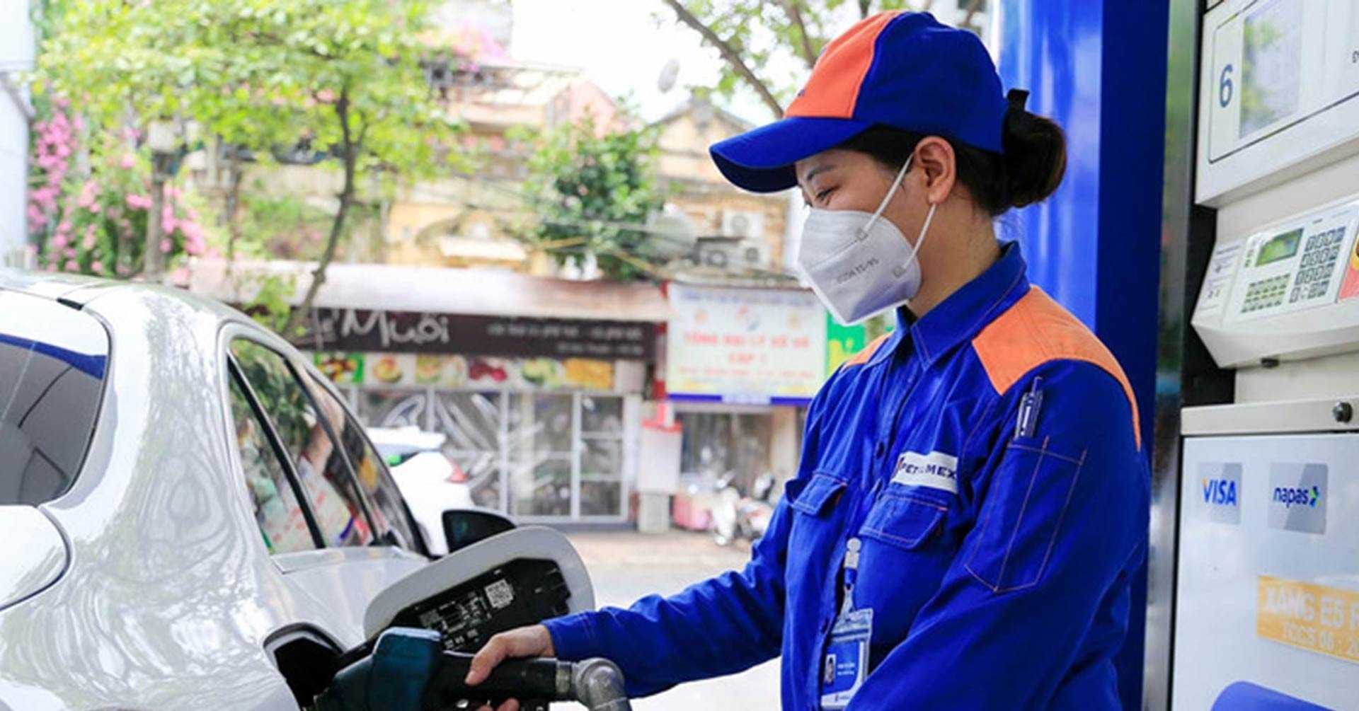 El precio de la gasolina aumentó por tercera vez consecutiva, RON 95 superó los 23.000 VND/litro