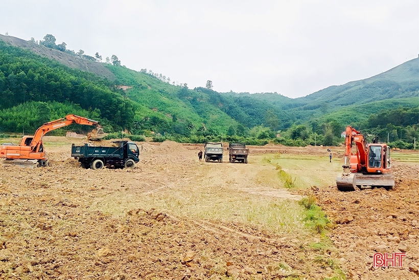 The first commune in the mountainous district of Vu Quang to implement land consolidation and plot exchange