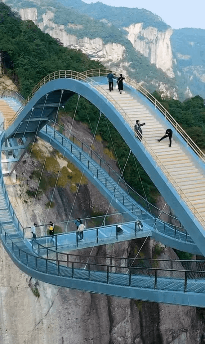 La mayor parte de la superficie del puente está diseñada con vidrio templado transparente, lo que permite a los visitantes disfrutar plenamente de la vista del valle de Than Tien Cu y sentir como si estuvieran caminando en medio de un arcoíris en el cielo.