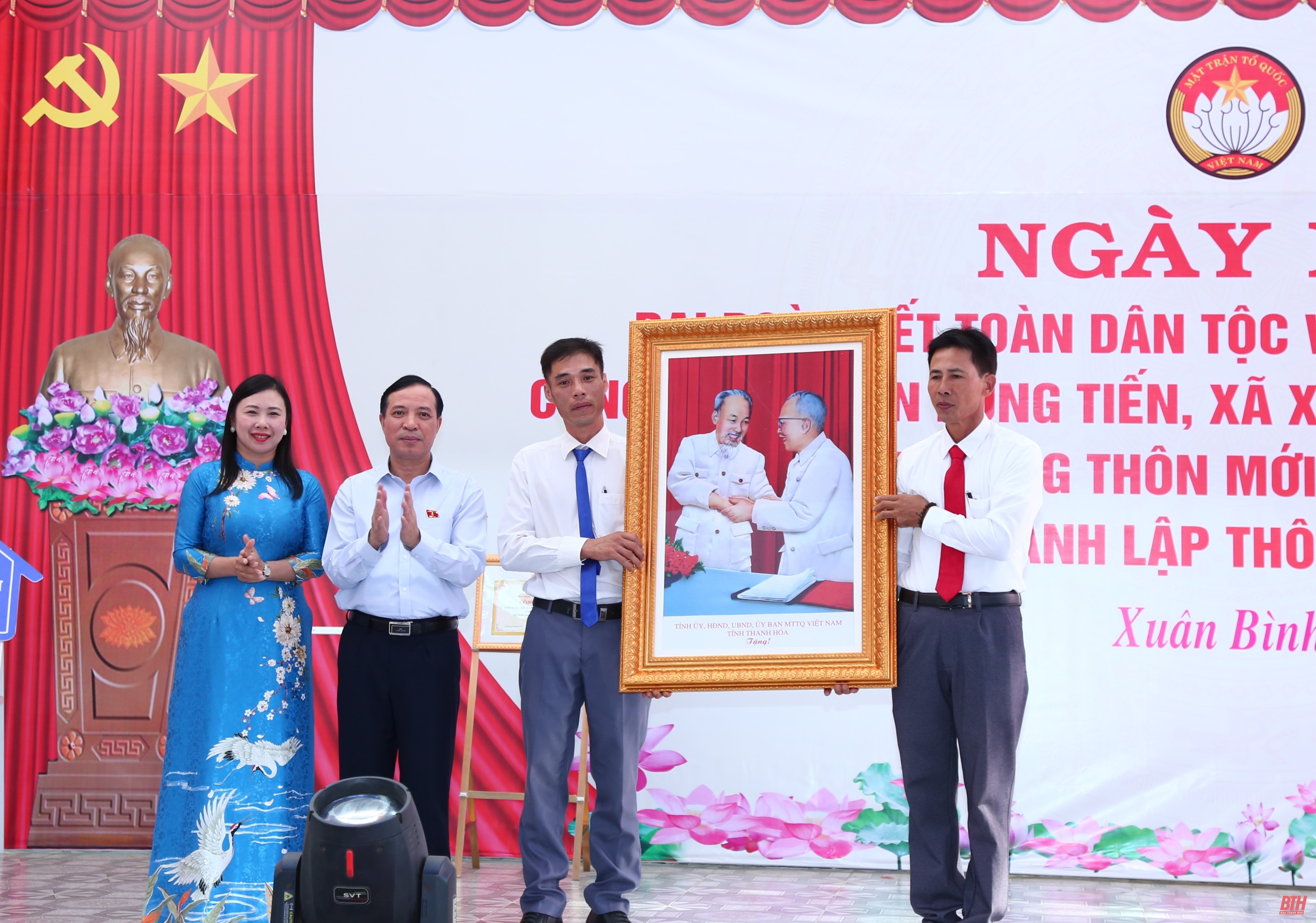 Phó Bí thư Thường trực Tỉnh ủy Lại Thế Nguyên dự Ngày hội Đại đoàn kết toàn dân tộc tại thôn Hùng Tiến