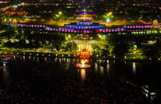 Auf dem Parfümfluss werden Blumenlaternen losgelassen. Foto: Vo Thanh