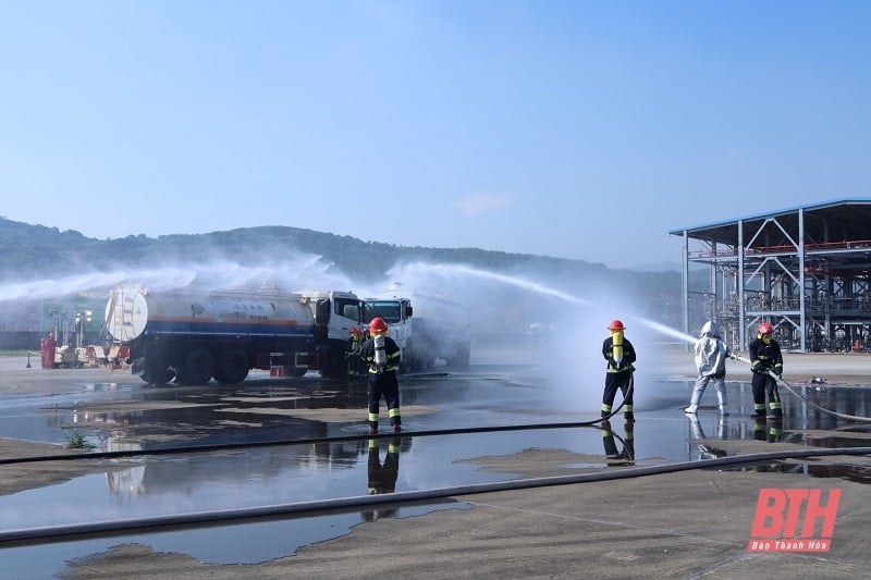 Exercice de lutte contre les incendies et de sauvetage à la raffinerie et à l'usine pétrochimique de Nghi Son