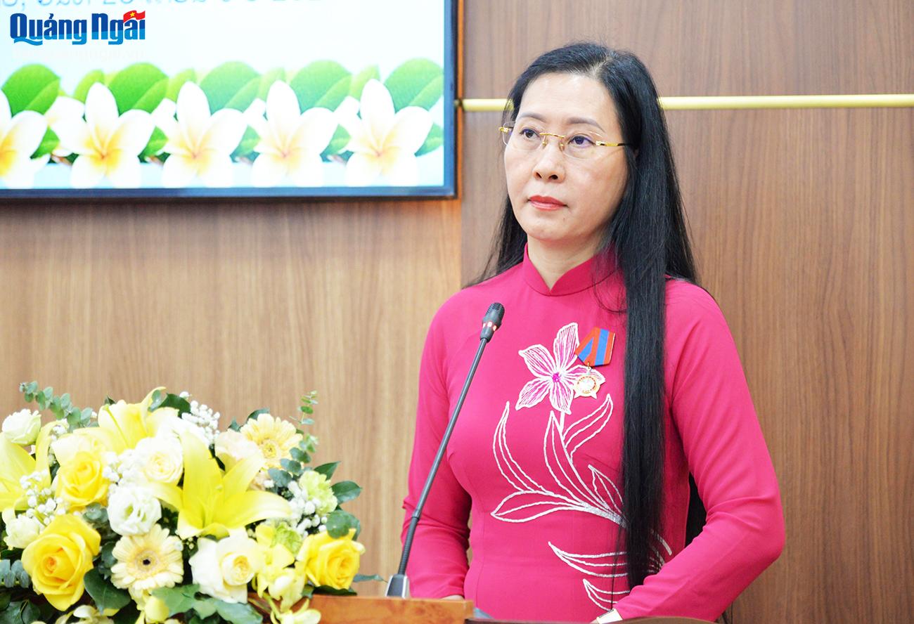 สมาชิกคณะกรรมการกลางพรรค เลขาธิการคณะกรรมการพรรคประจำจังหวัด ประธานสภาประชาชนประจำจังหวัด Bui Thi Quynh Van กล่าวสุนทรพจน์ในการประชุม
