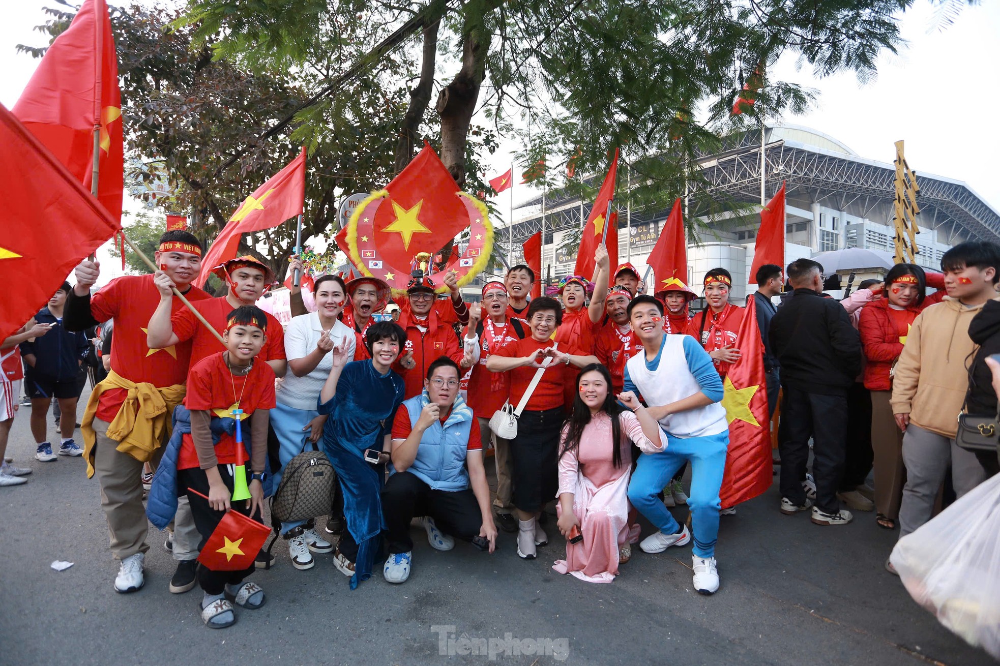 Viet Tri is glowing red, fueling the Vietnamese team in the second leg of the semi-final photo 8