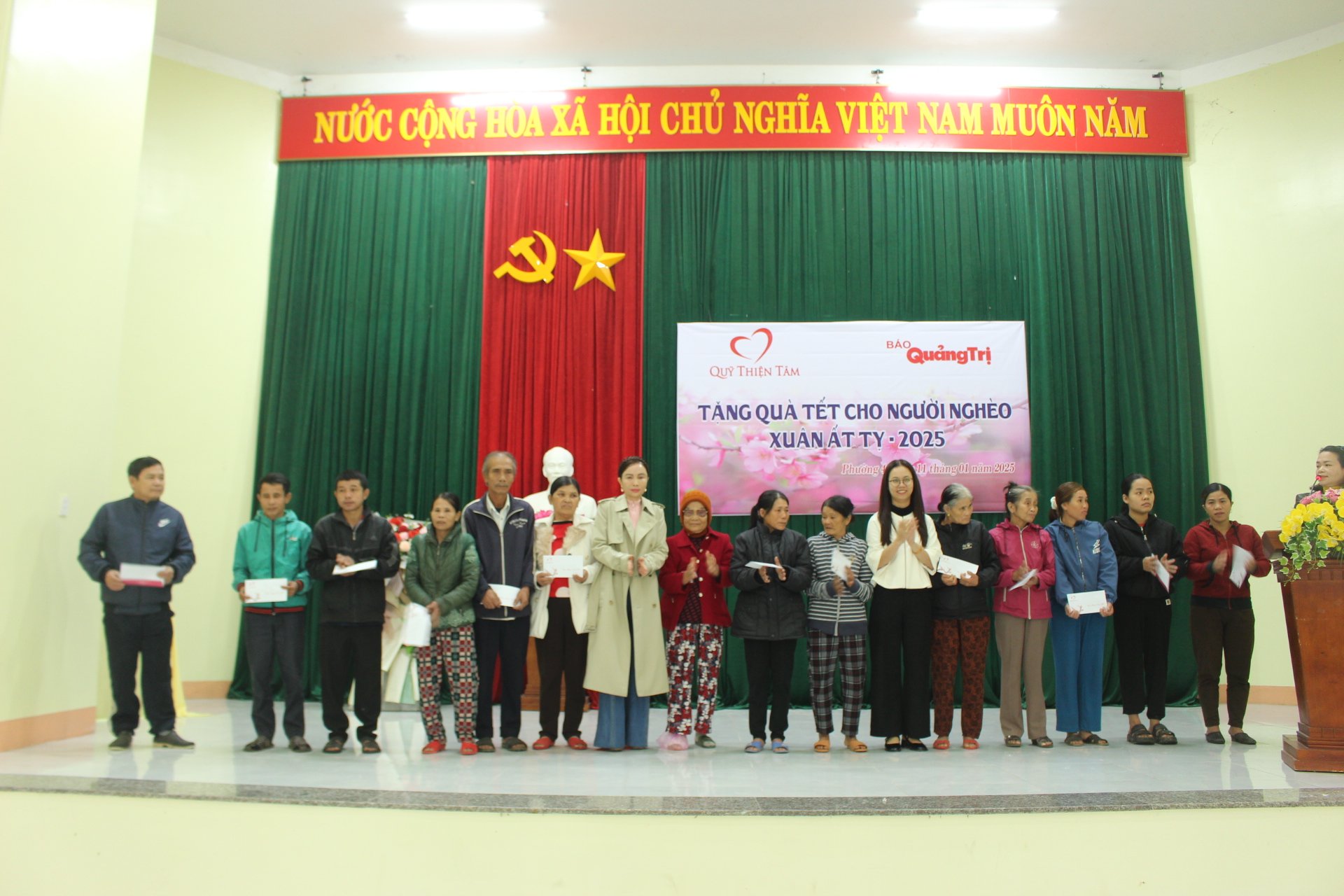 Presented 209 gifts to households in difficult circumstances in Dong Ha City.