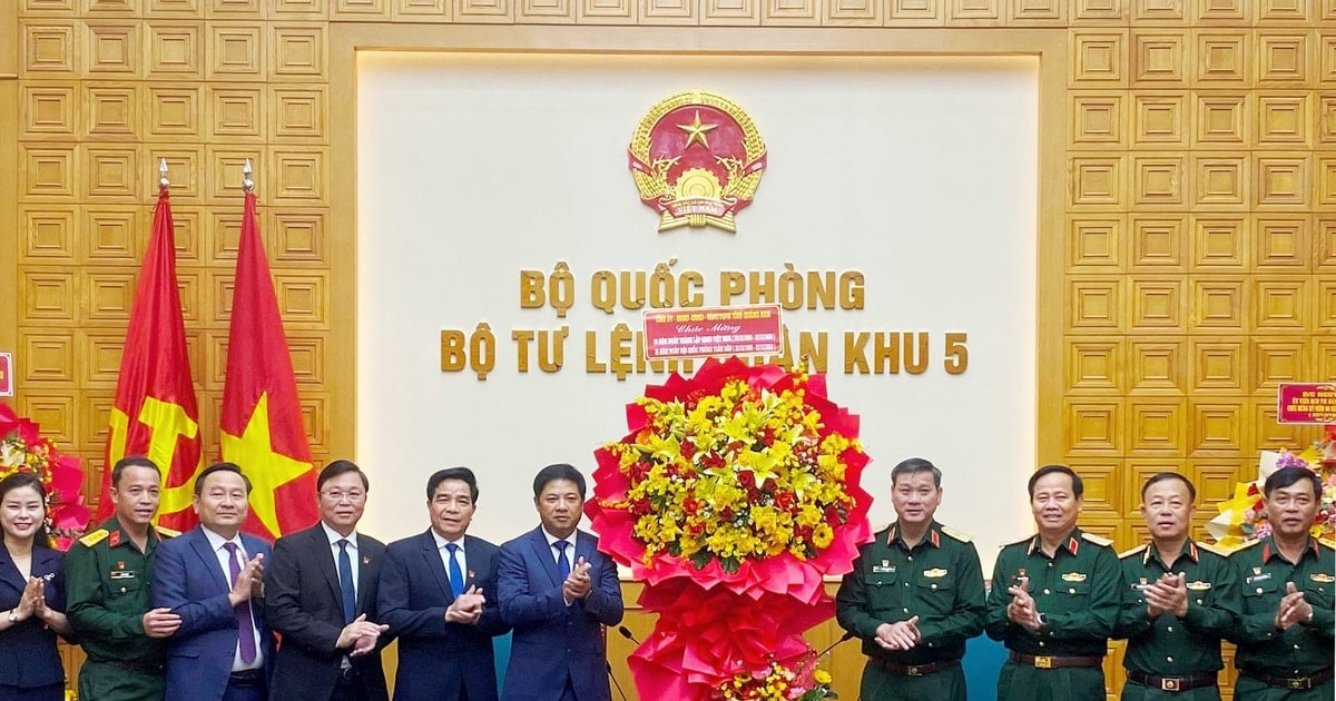 Le secrétaire provincial du Parti, Luong Nguyen Minh Triet, a rendu visite au commandement de la 5e région militaire et l'a félicité