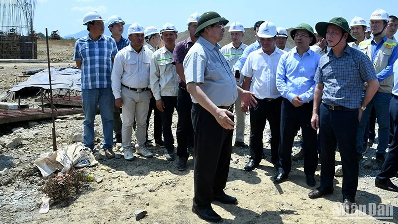 Le Premier ministre Pham Minh Chinh inspecte les principaux projets de transport dans les provinces de la côte centrale du Sud.