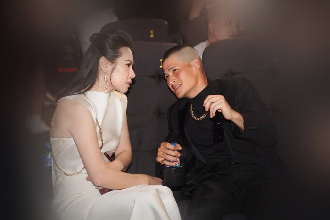 トゥン・ドゥオンの妻は、ヴィエット・トゥ監督と親しく語り合った。