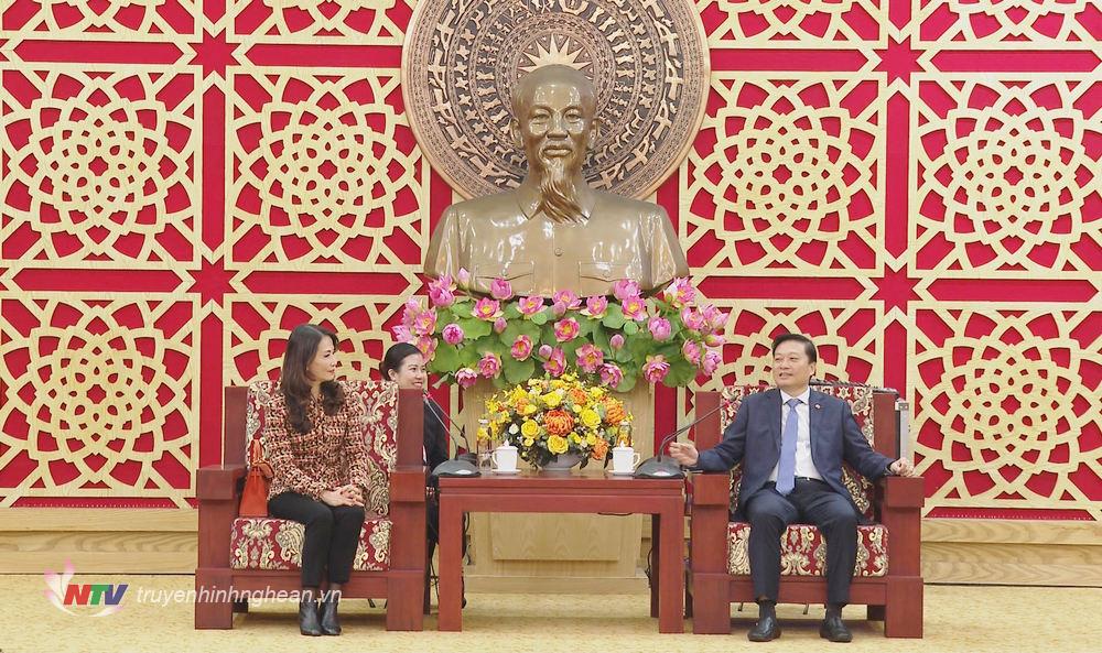 El subsecretario del Comité Provincial del Partido y presidente del Comité Popular Provincial, Le Hong Vinh, habló en la ceremonia.