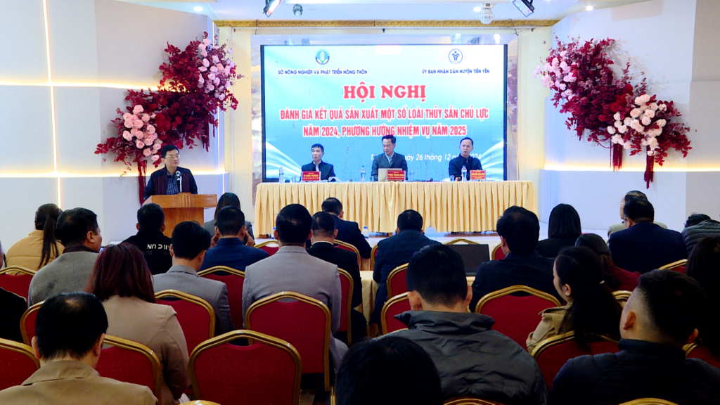 Quang Yen Town Economic Department presented at the conference.