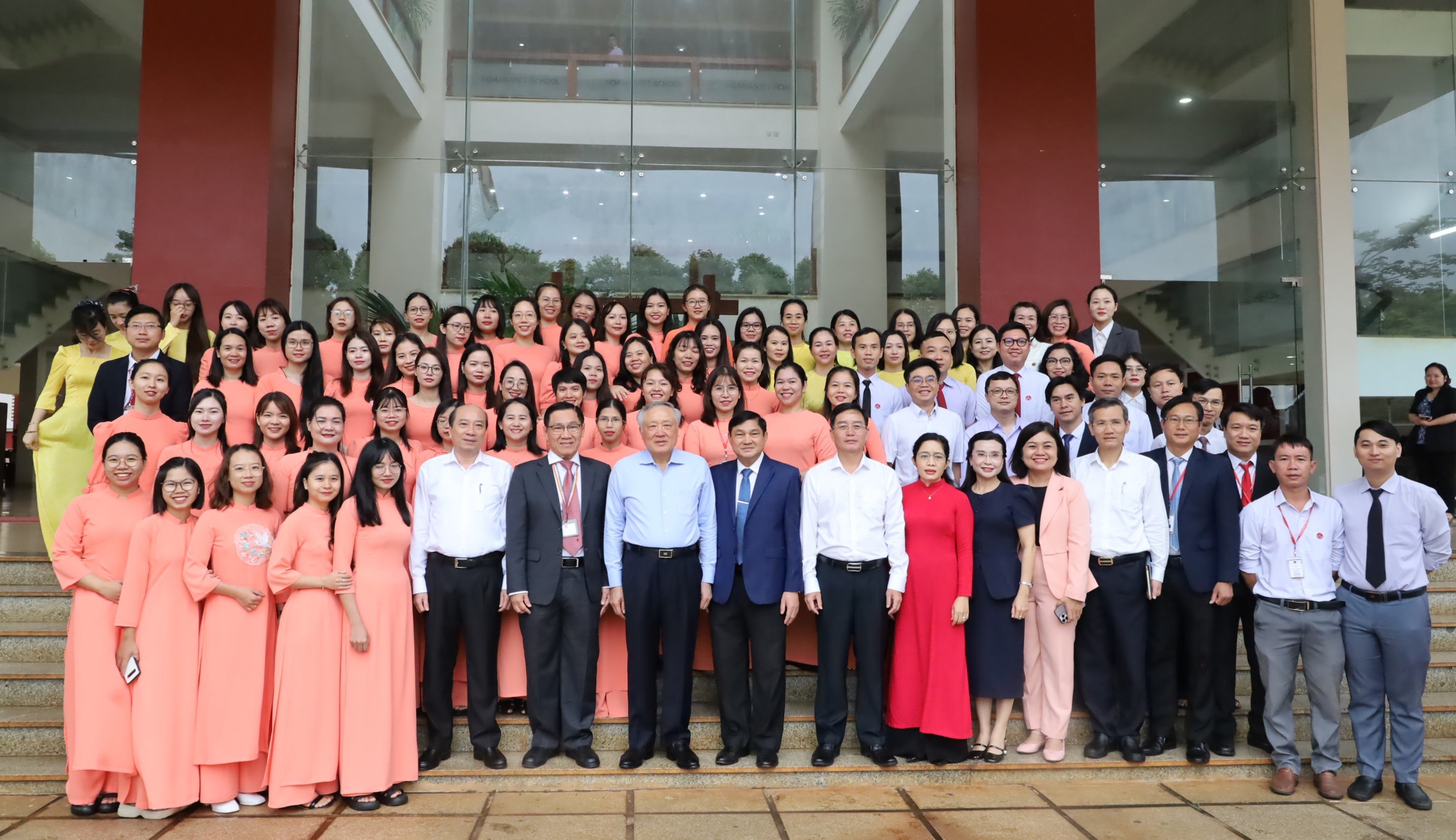 Le membre du Politburo, le vice-Premier ministre permanent Nguyen Hoa Binh a visité l'école primaire, secondaire et lycée Hoang Viet