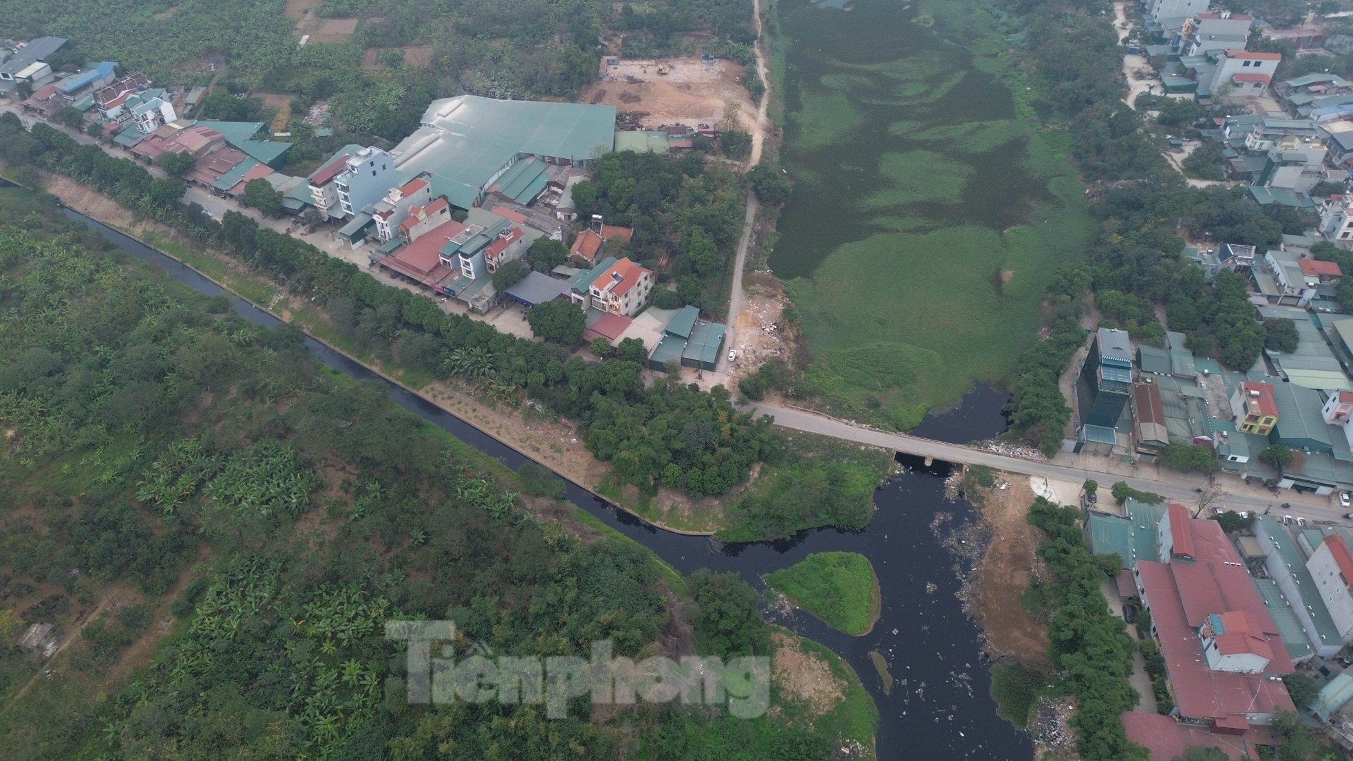 ហាណូយ៖ ទិដ្ឋភាព​បិទ​ជិត​នៃ​ទឹក​សំណល់​ខ្មៅ​ហូរ​ចូល​ទន្លេ​ថ្ងៃ​រូបថត ៤