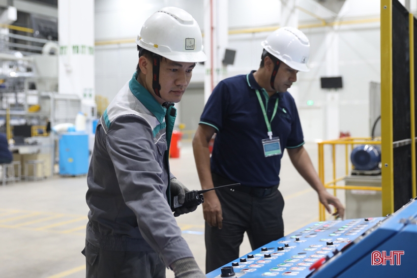 Workers of VinES Ha Tinh Battery Factory are excited to receive the first products.