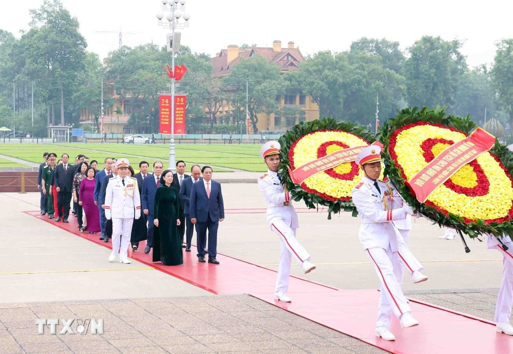 La delegación de dirigentes y ex dirigentes del Partido y del Estado llegó para depositar coronas de flores y visitar el mausoleo del presidente Ho Chi Minh. (Foto: Pham Kien/ VNA)