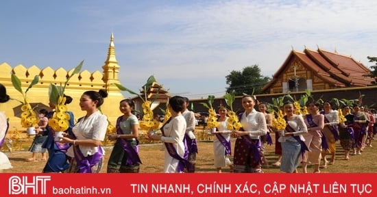 Les Laotiens célèbrent le festival That Luang