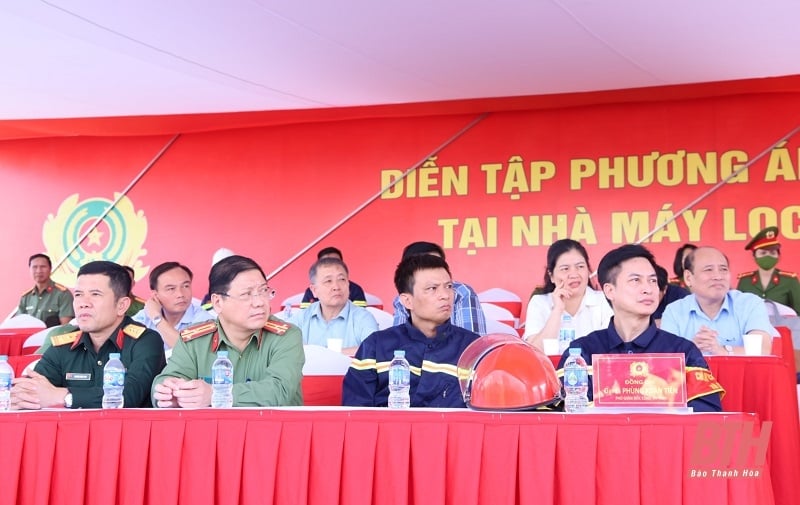 Exercice de lutte contre les incendies et de sauvetage à la raffinerie de Nghi Son