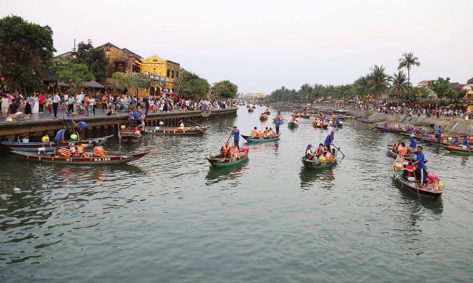 ភ្ញៀវទេសចរណ៍ដែលជិះទូកតាមដងទន្លេ Hoai ដើម្បីទស្សនាទីក្រុងនេះមានចំនួនតិចបើធៀបនឹងថ្ងៃឈប់សម្រាកកាលពីឆ្នាំមុន។ រូបថត៖ ដាកថាញ់