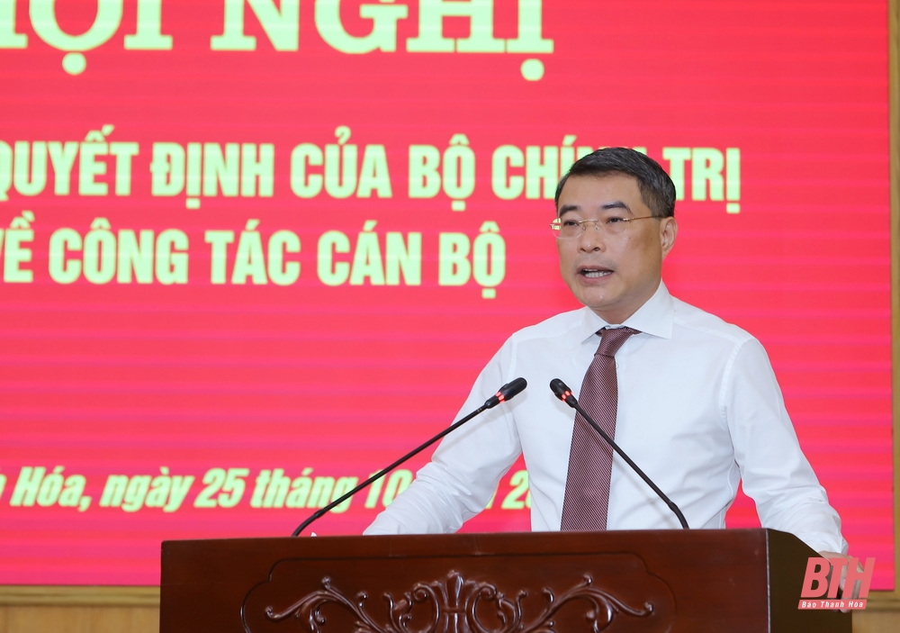 Images at the conference announcing the Politburo's decision to appoint Senior Lieutenant General Nguyen Doan Anh to hold the position of Secretary of Thanh Hoa Provincial Party Committee