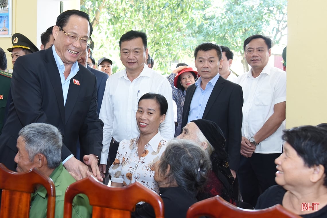 Vice Chairman of the National Assembly wishes a happy new year to people, officers and soldiers in Ha Tinh