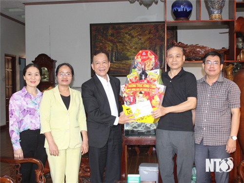 El camarada Tran Minh Luc, miembro del Comité Provincial del Partido, Vicepresidente del Consejo Popular Provincial visitó el lugar y deseó un feliz año nuevo a las personas destacadas