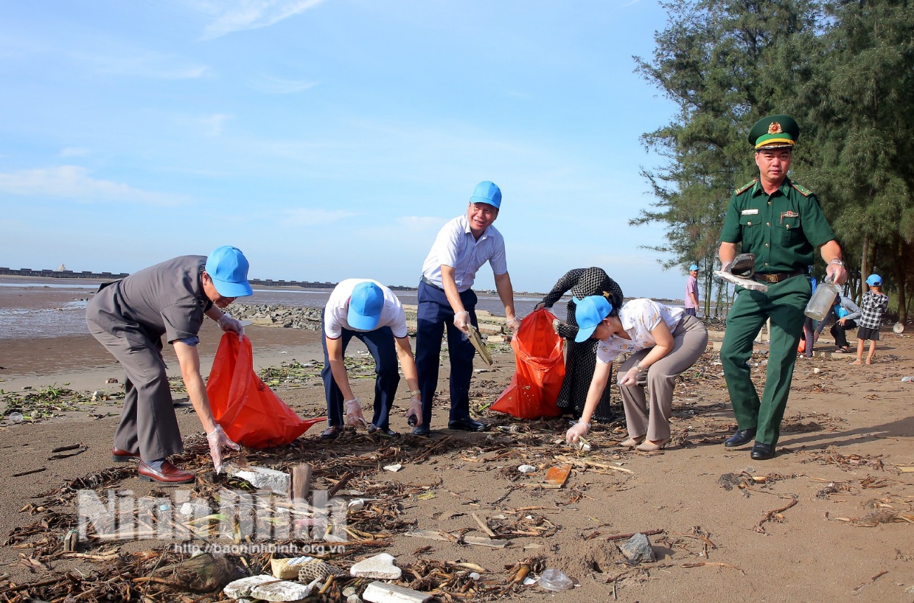 Lancement d'une campagne pour nettoyer l'océan, en réponse à la Semaine de la mer et des îles du Vietnam - Journée mondiale des océans 2024