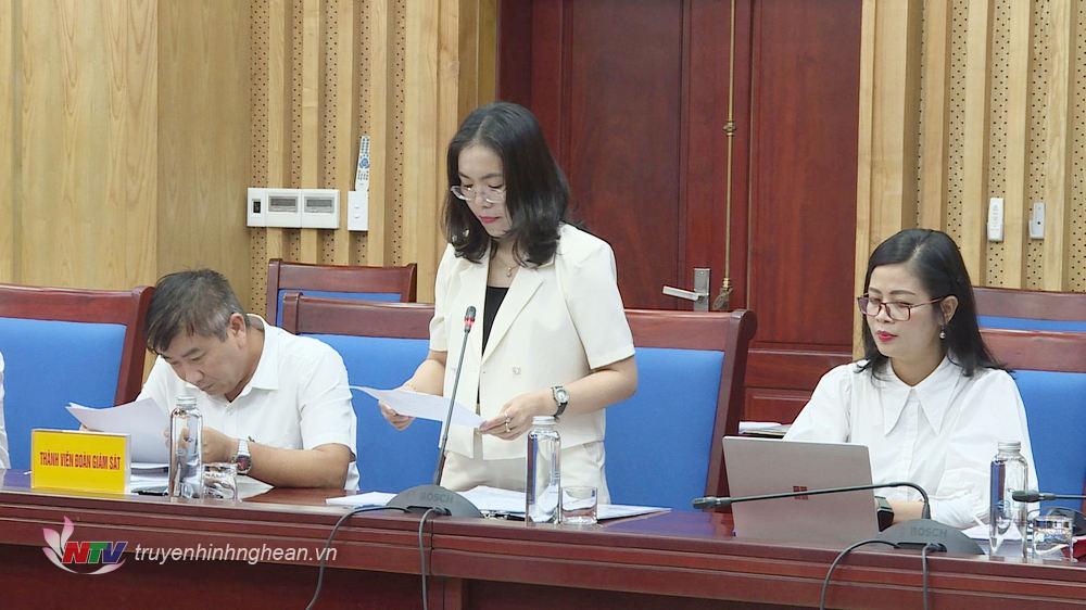 Mme Nguyen Thi Anh Hoa, chef adjointe du bureau du Conseil populaire provincial, a pris la parole lors de la réunion.