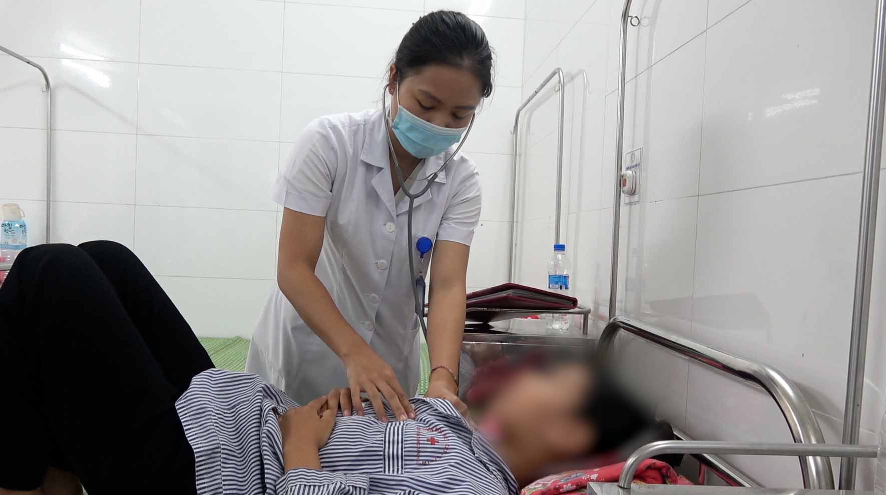 Patient Nguyen Thi Ngoc Thanh is being examined by a doctor. Photo: Reporters' team.