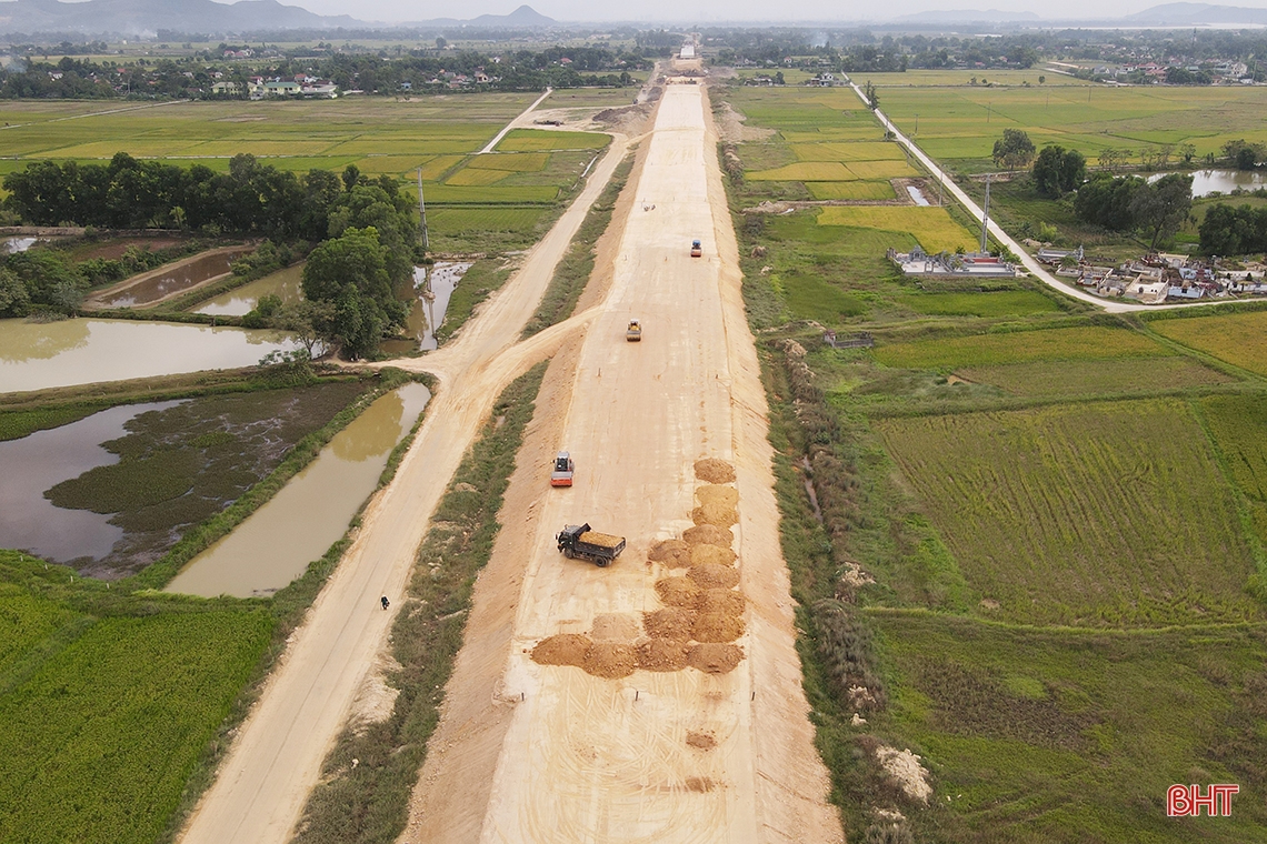 Le chantier de construction de l'autoroute Nord-Sud à Ha Tinh est très animé pendant les vacances du 2 septembre