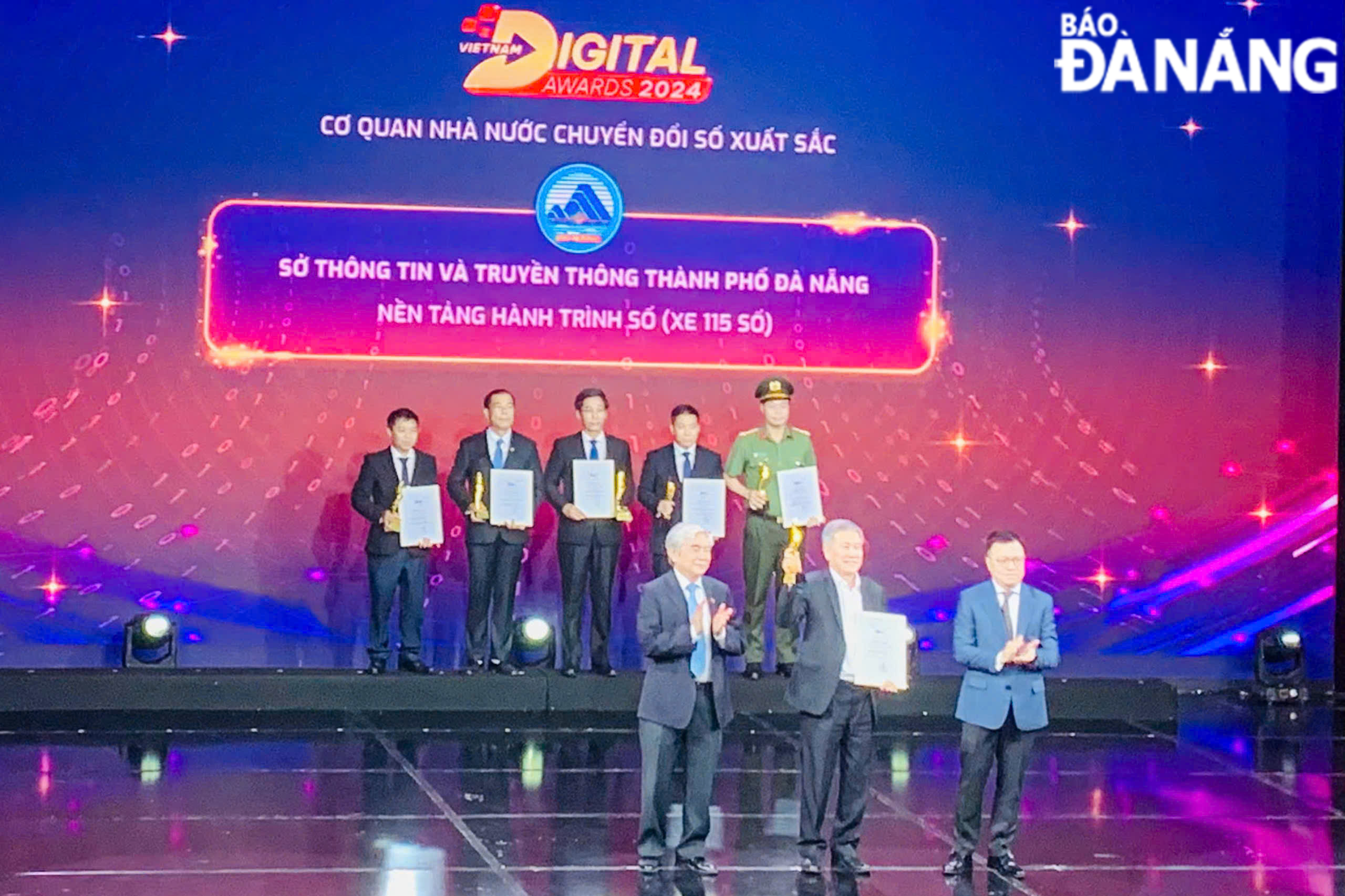 Director of the Department of Information and Communications Nguyen Quang Thanh represented to receive the award with the solution 