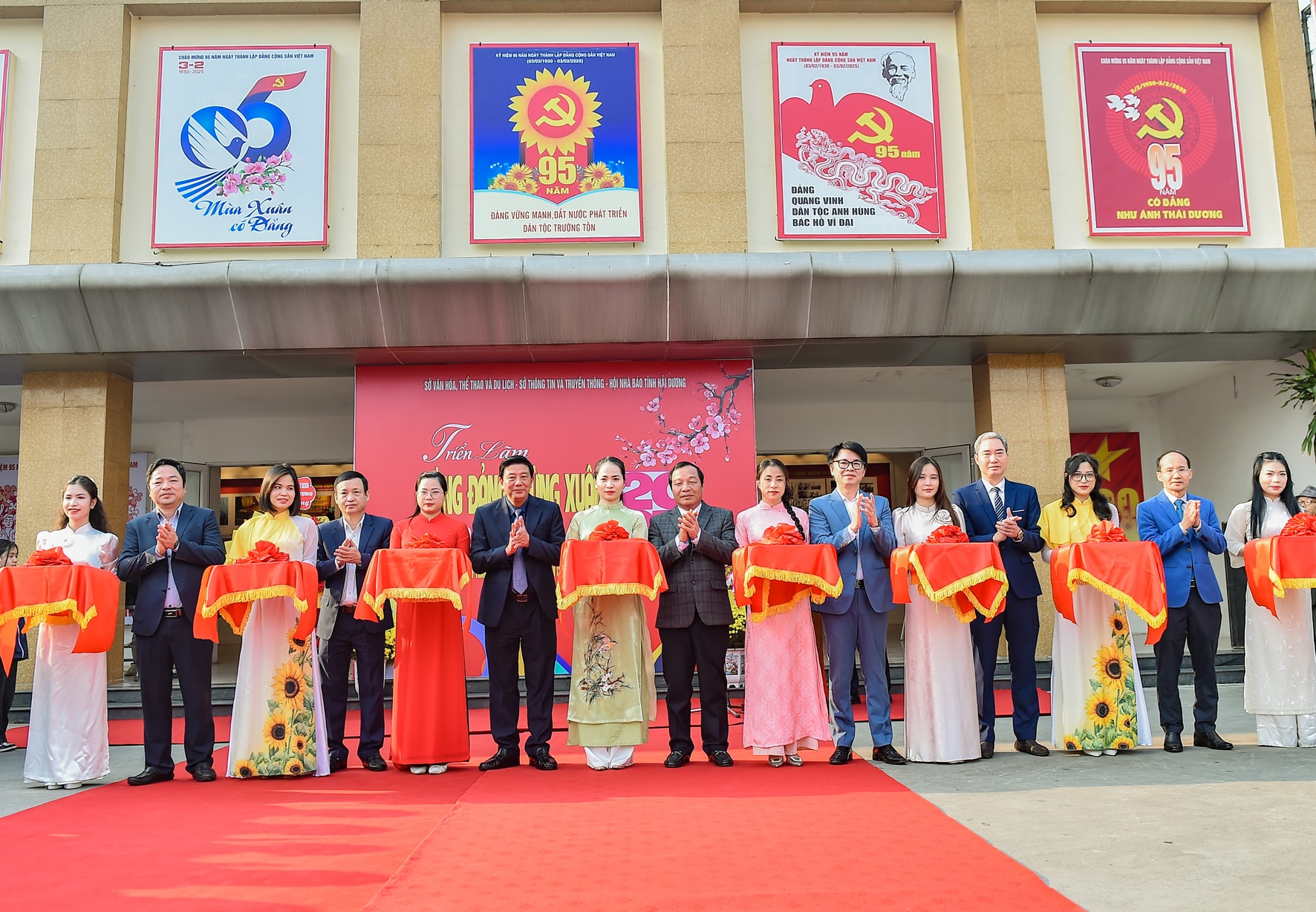 Hai Duong inaugure une exposition célébrant le Parti, célébrant le printemps et le Festival des journaux de printemps à Ty 2025