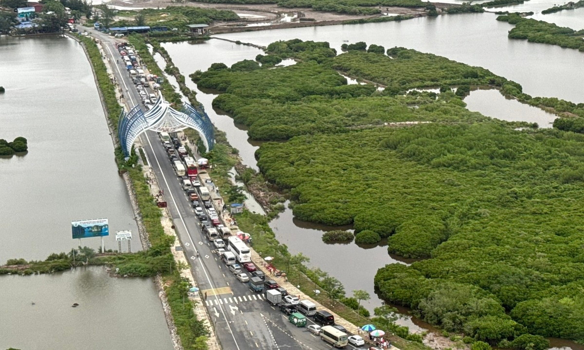 Los turistas acuden en masa a abandonar la isla, el ferry de Cat Ba se queda atascado durante mucho tiempo