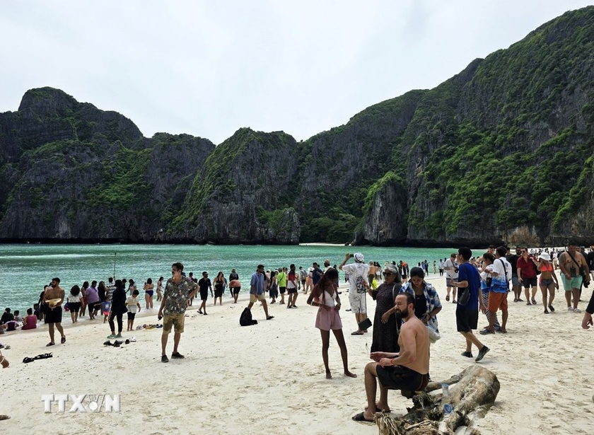 Đảo Koh Phi Phi được đánh giá là một trong những bãi biển sạch nhất thế giới. (Ảnh: TTXVN phát)