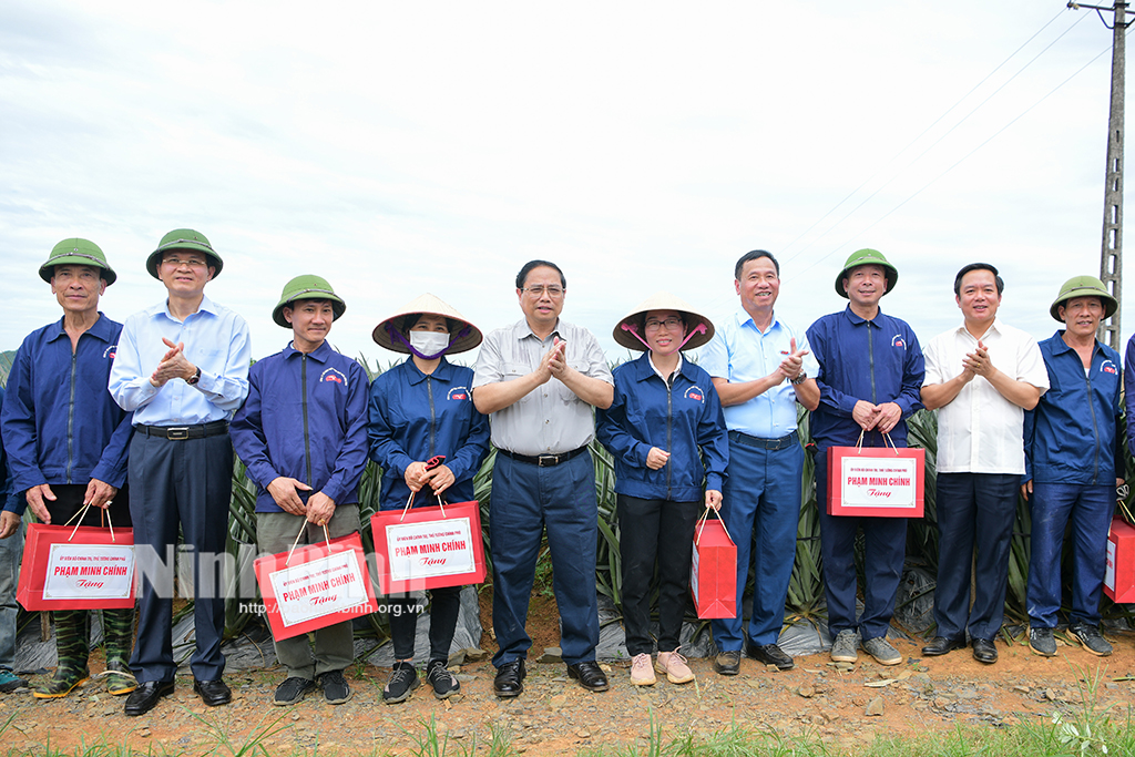 Premierminister Pham Minh Chinh besucht und fördert die Produktion bei der Dong Giao Food Export Joint Stock Company