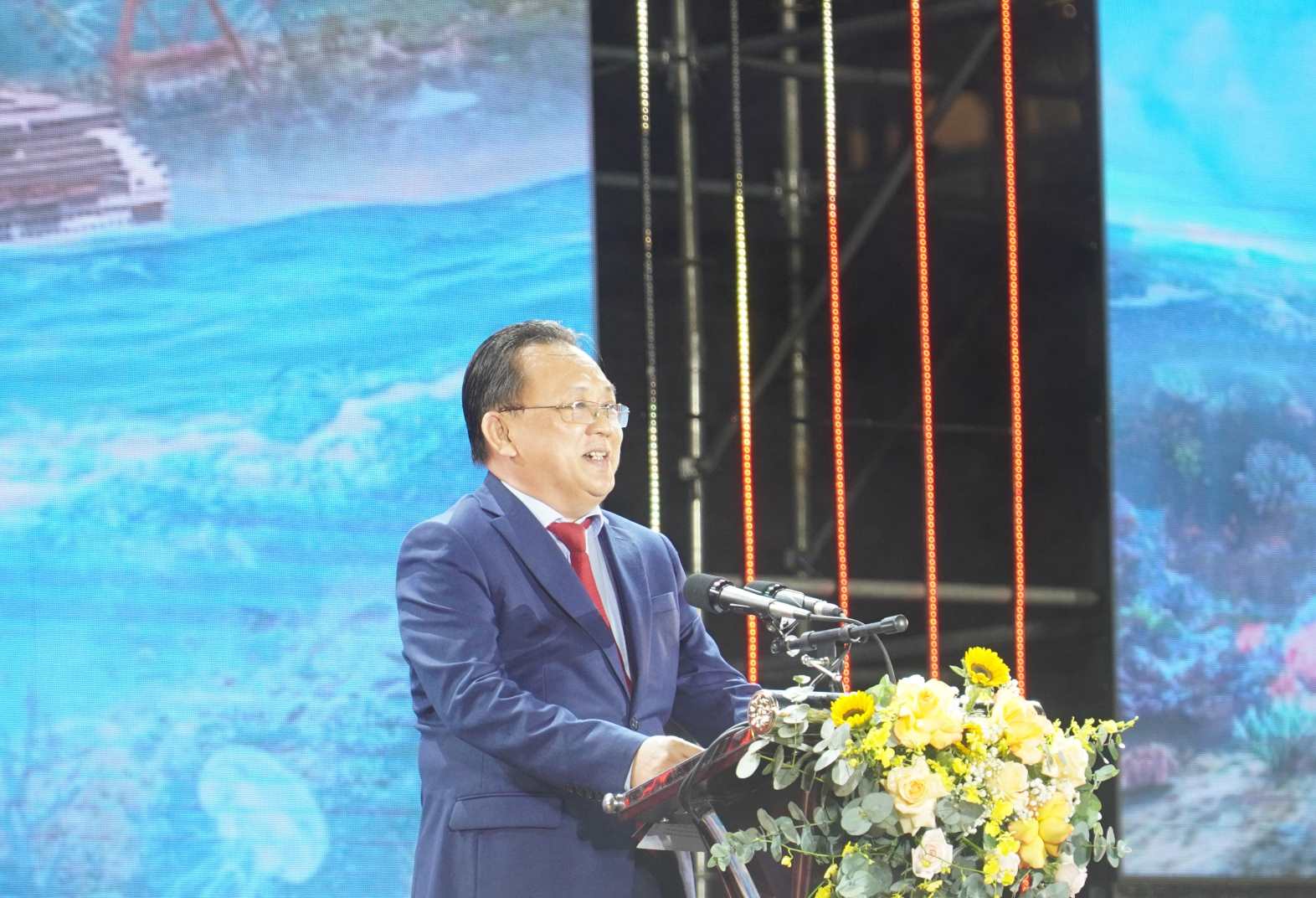 カインホア省人民委員会常任副委員長のレ・ヒュー・ホアン氏は、観光産業の早期完成は、ビジネス界、労働者、そしてあらゆるレベルと部門の取り組みの努力の結果であると強調した。写真：フォン・リン