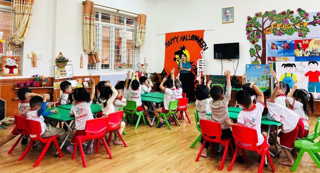 Hoạ sinh Trường mầm non EDUKIDS hào hứng trong một tiết học.