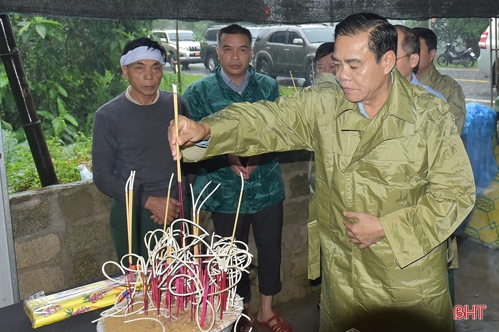 Chủ tịch UBND tỉnh: Rà soát hộ dân ở vùng nguy hiểm để có phương án sơ tán đến nơi an toàn