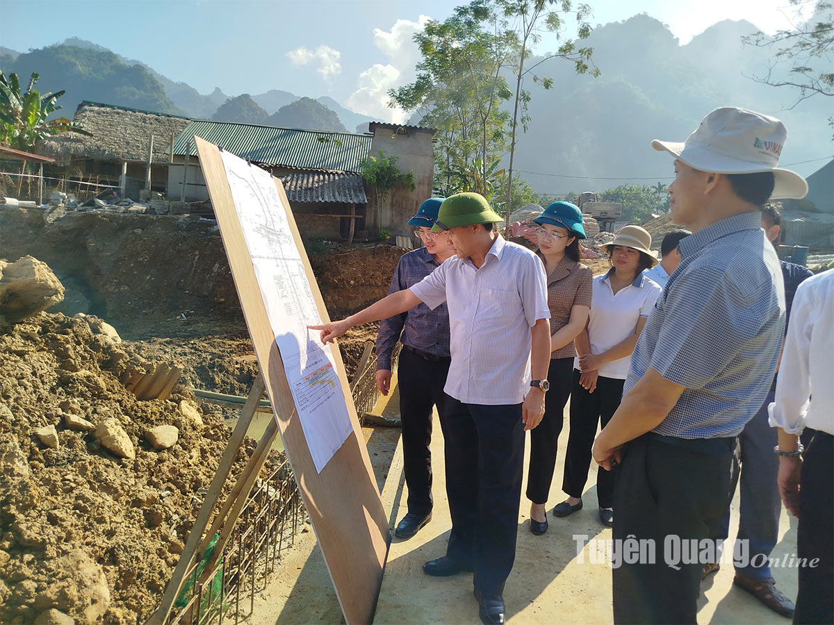 Vice Chairman of the Provincial People's Committee Nguyen The Giang inspected the disaster recovery project in Lam Binh.