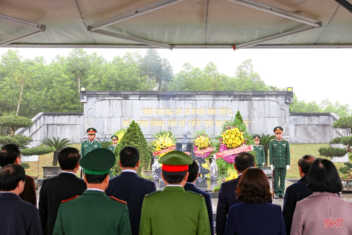 Ha Tinh leaders offer incense at red addresses on the occasion of the 94th anniversary of the Party's founding