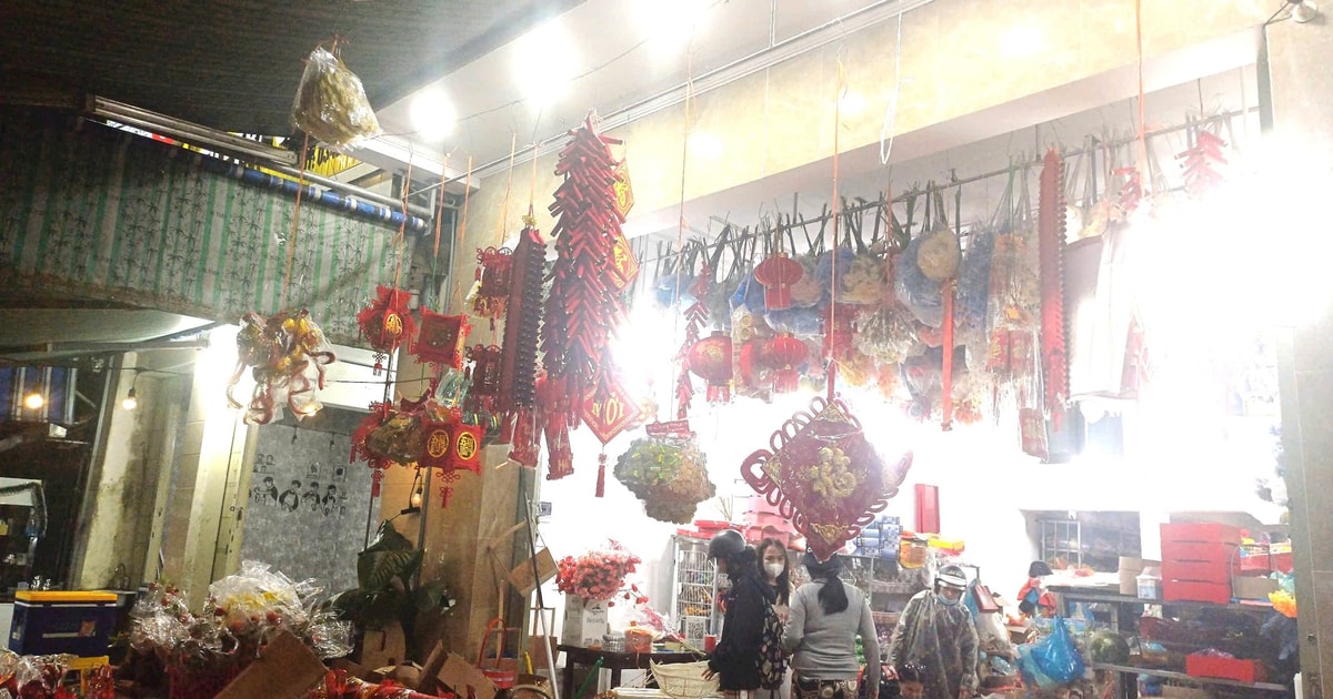 Zum Jahresende herrscht in Quang Nam ein reges Treiben auf dem Markt für Tet-Dekorationsprodukte.