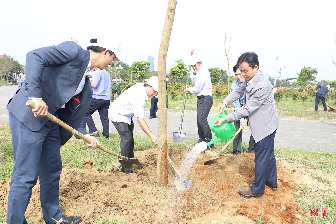 Lãnh đạo tỉnh Hà Tĩnh tham gia Tết trồng cây tại các địa phương